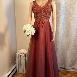 Elegant Burgundy Evening Gown with Floral Appliqué